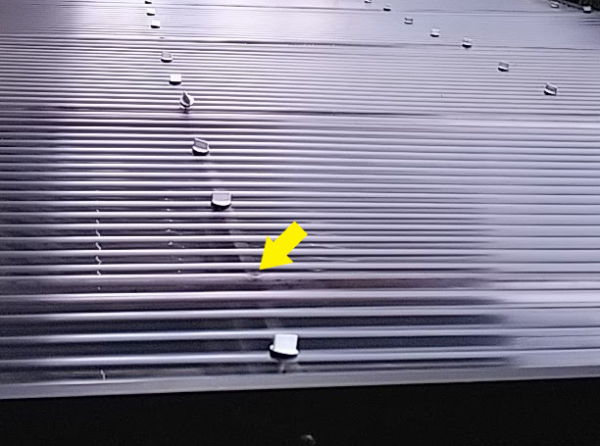 ポリカ波板のフックが抜けている