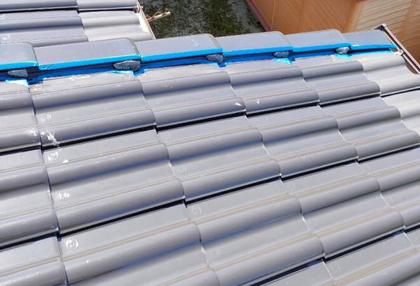 マスキングテープで袖瓦のコーキングを打つ箇所を養生