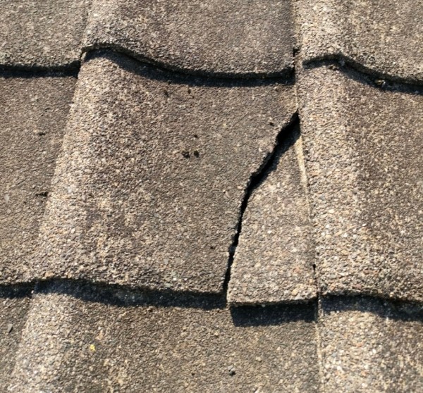 モニエル瓦が割れている