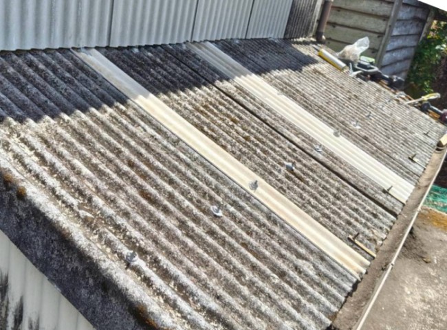 一時的に撤去した屋根の波スレートも復旧し、割れた箇所は部分張替え