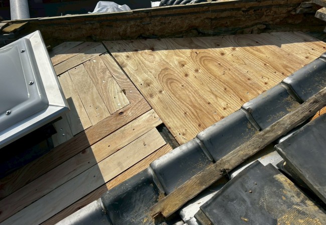 一部葺き替え工事で屋根下地を補強している