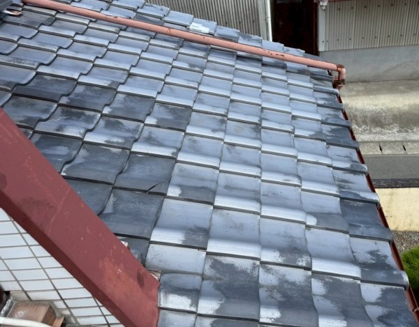 下屋の瓦葺き直し工事前
