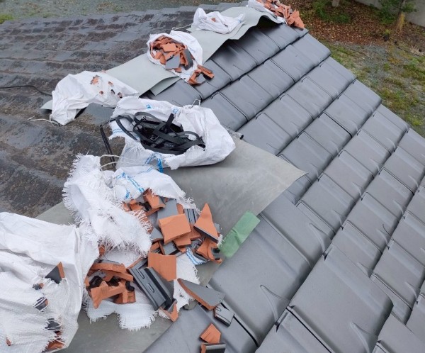 以前の業者がずさんな工事をしていた瓦屋根の棟部分