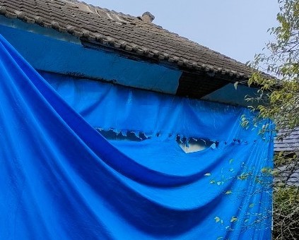 仮養生のブルーシートが破れている