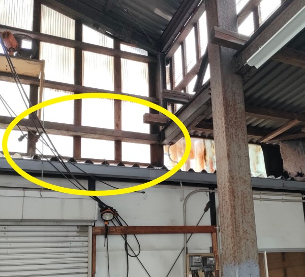 倉庫の壁面に波板が取り付けられている