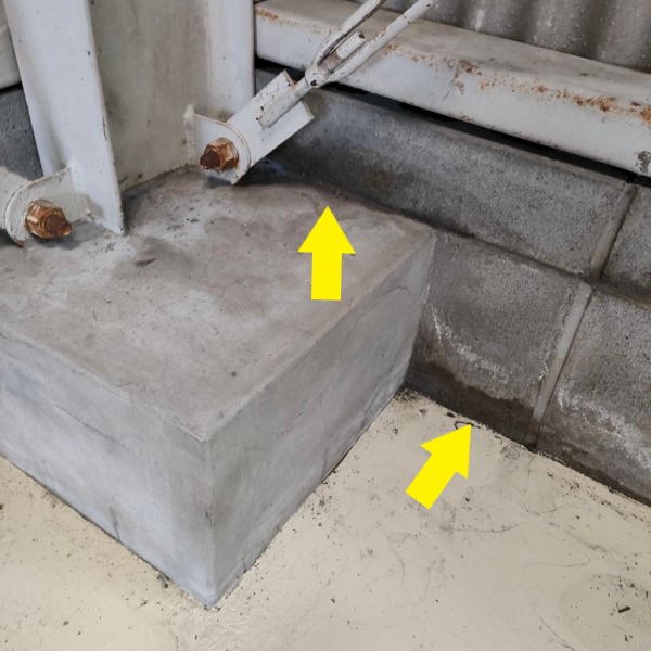 倉庫の床付近から漏水