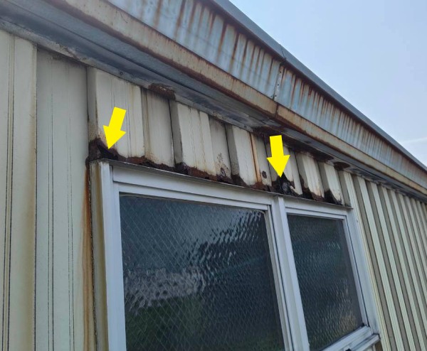 倉庫の窓上の板金が錆びている