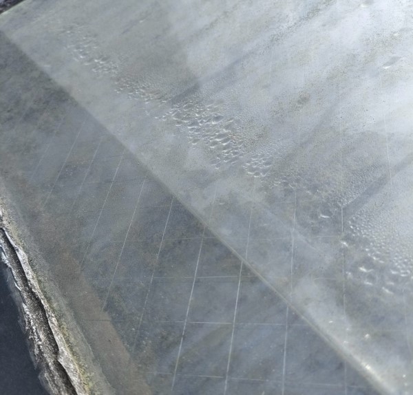 冬場のトップライト（天窓）の熱割れ現象