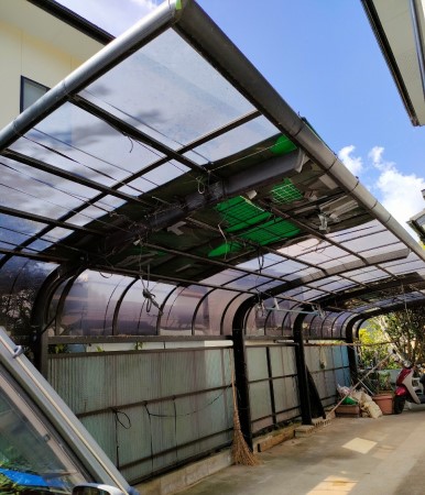 割れたカーポート屋根の張り替え工事