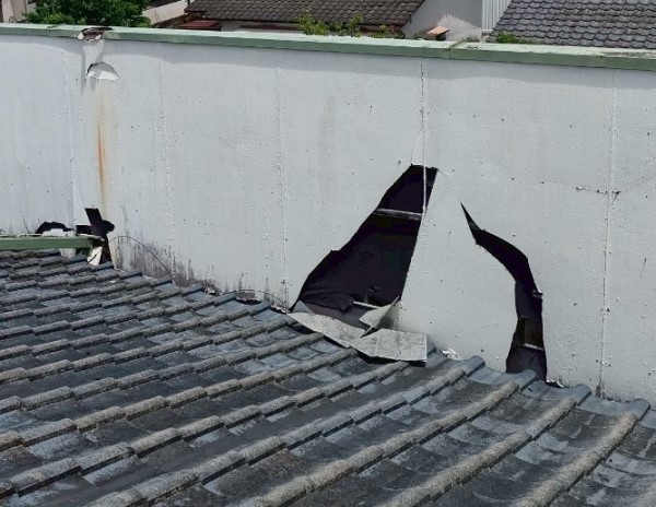 割れたパラペット壁