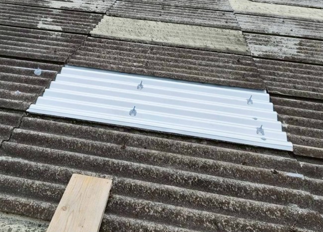 割れた波スレートにガルバリウム大波でカバー