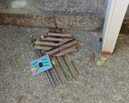 割れた波板の破片　台風