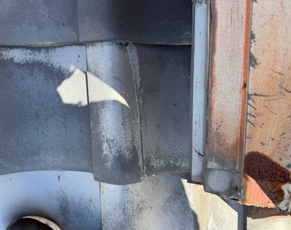 割れた瓦の交換前