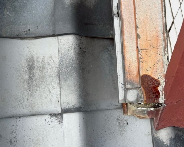 割れた瓦の交換後