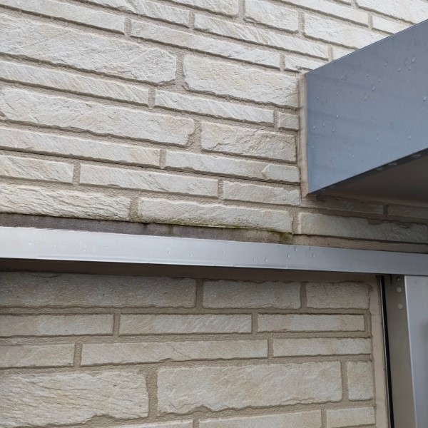 勝手口のドア枠周辺のコーキング