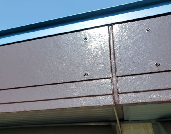 反対側の破風板はピカピカです