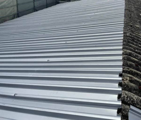 古い屋根の上から新しいガルバリウム鋼板製の折板屋根を取り付け