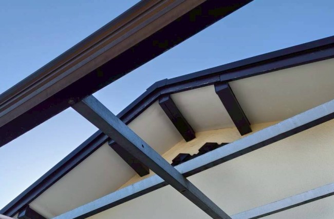 古い波板を撤去したベランダ下地