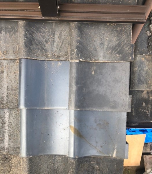 台風で割れた瓦を防災瓦に差し替え