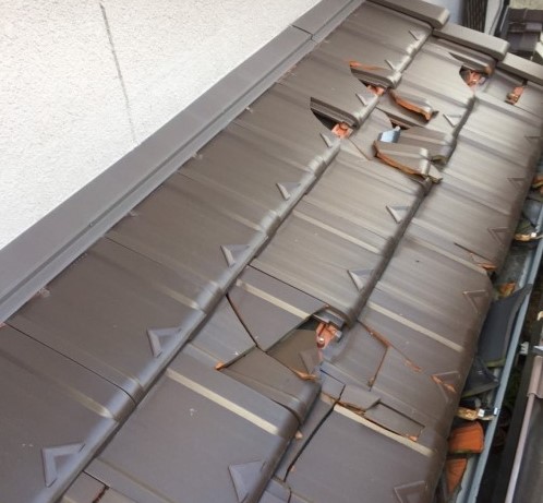 台風時の飛来物で割れた瓦