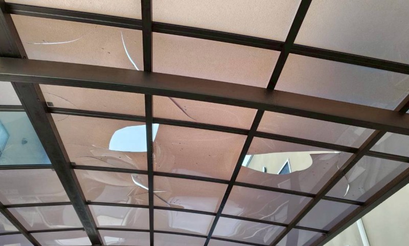 合計4枚のカーポート平板に割れが生じている