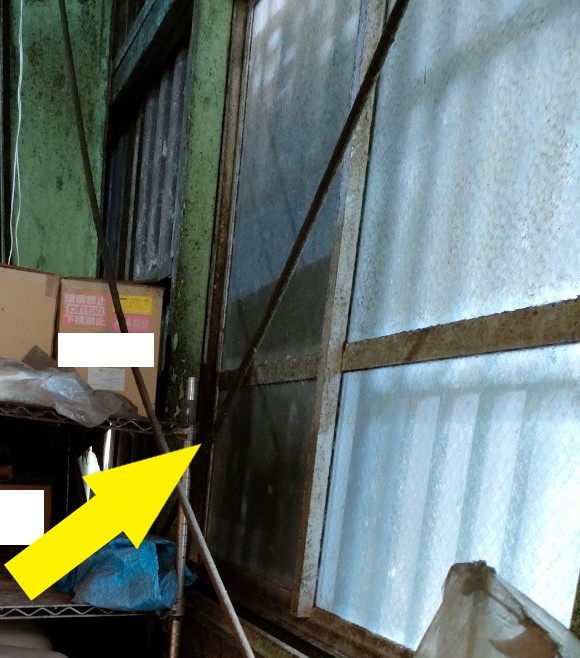 吹き抜けの窓ガラスの交換を行います