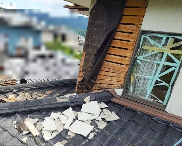 地震で剥がれた外壁