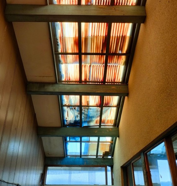 塩ビ製波板屋根が傷んで建物内にも雨漏り