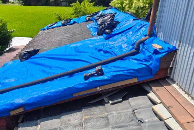 壁とつながっている下屋の棟瓦はつなぎ目から雨水が入らないようにブルーシートを施工