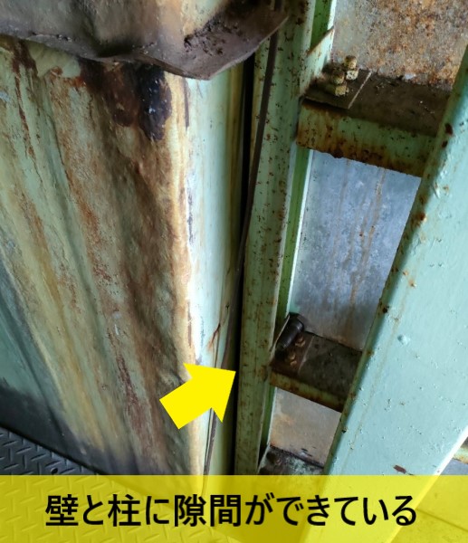 壁と柱に隙間ができている