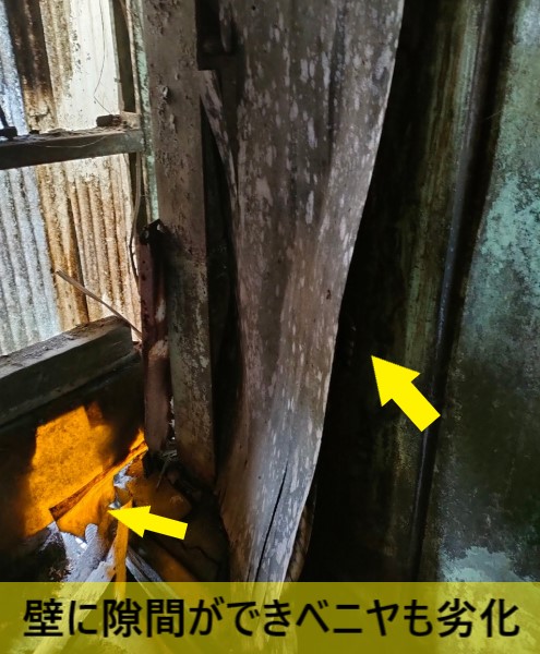 壁に隙間ができてベニヤも劣化している