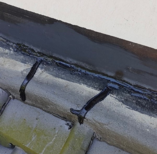 壁際のコーキング工事