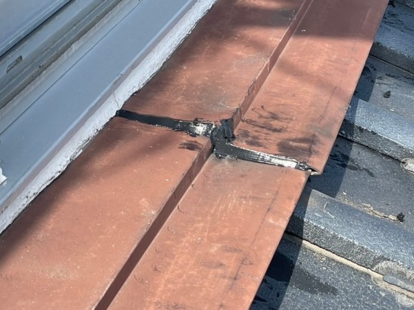 壁際の水切り板金をコーキングで補修