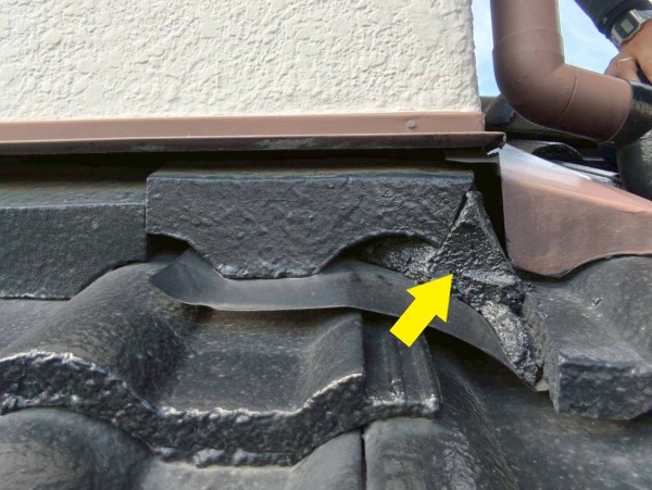 壁際の瓦が割れた跡