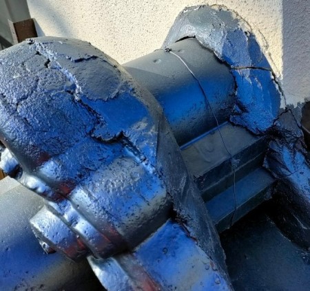 壁際瓦の漆喰が割れている