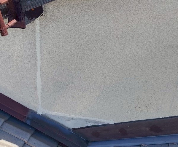 外壁のひび割れをコーキングで補修