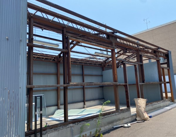 外壁の小波トタンも撤去していきます