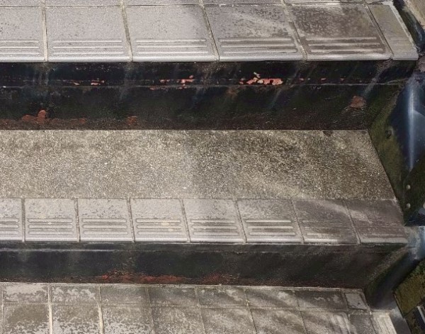 外部階段に錆びが発生している