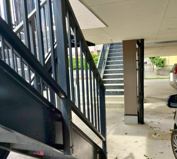 外階段に屋根を取り付けることで駐車場から勝手口へのアクセスがスムーズに