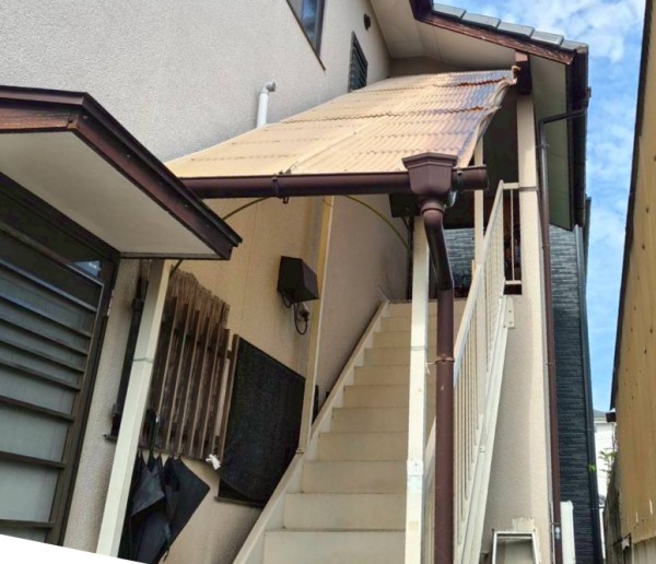 外階段の波板屋根の張替えをご提案