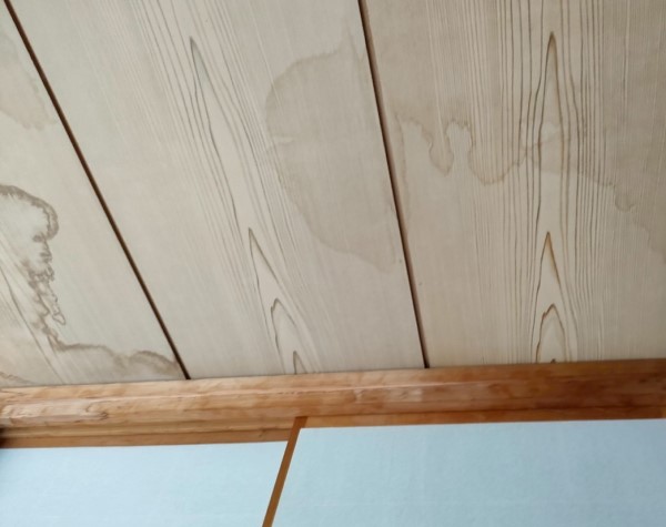 天井の雨漏りのシミ