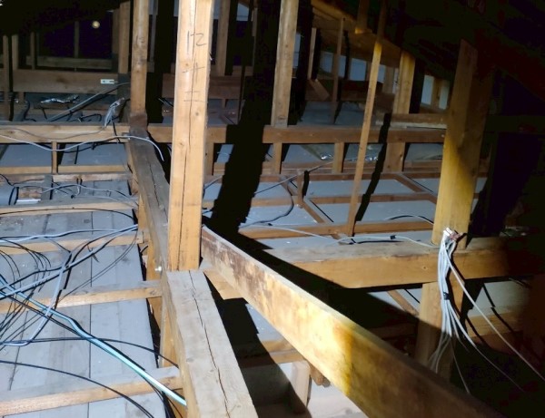 天井裏に断熱材が入っていない