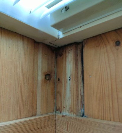 天窓が雨漏りして木枠が変色