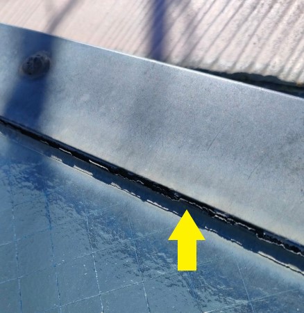 天窓のコーキングが割れている