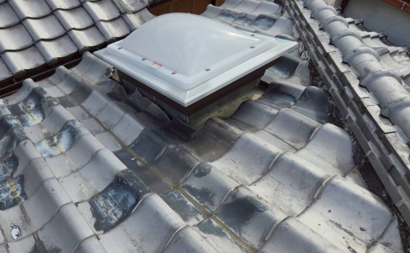 天窓の周辺で雨漏りの原因を点検