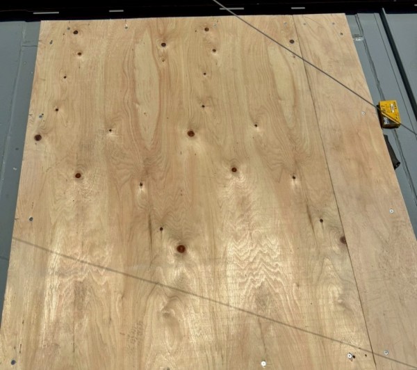 天窓塞ぎ工事で木下地を取り付けた