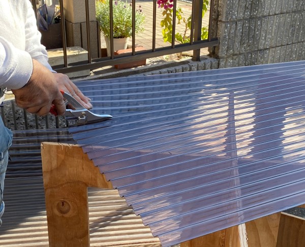 専用のカッターで波板を切断します