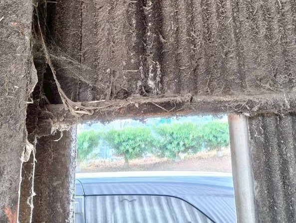 小波スレートの外壁が割れて外が見える状態