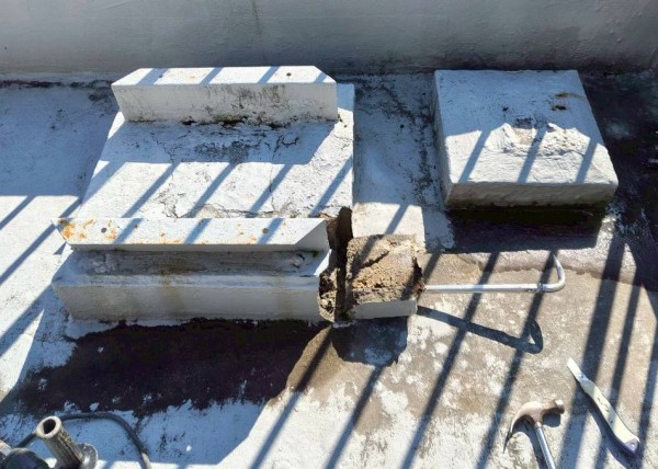 屋上に残っている不要なコンクリ製架台