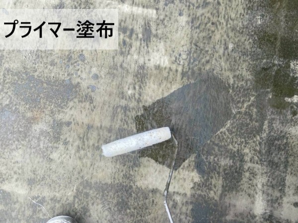 屋上のウレタン防水工事でプライマーを塗布している